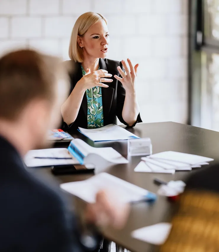 Daniela Frischkorn bespricht mit Teilnehmenden eines Workshops die nächsten Arbeitsschritte.